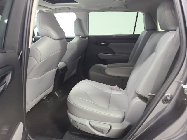 Used 2022 Toyota Highlander XLE FWD image 17