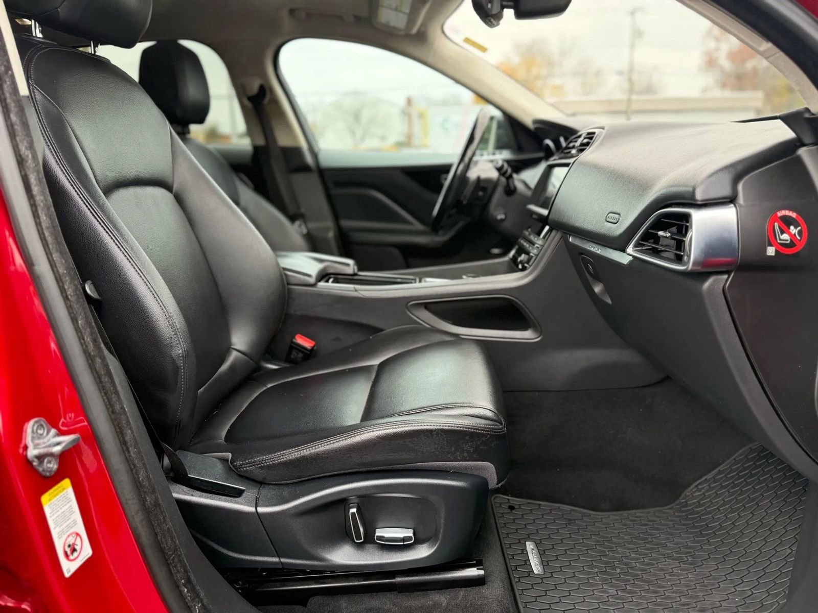 Used 2019 Jaguar F-PACE Premium image 24