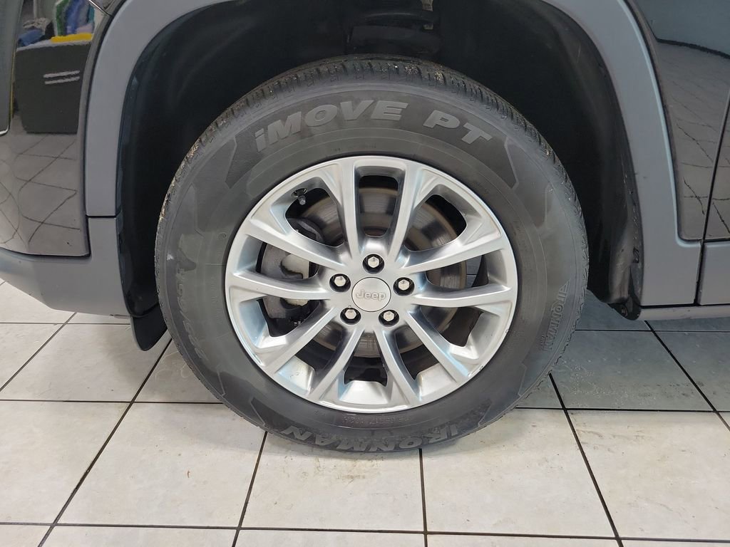 Used 2020 Jeep Cherokee Latitude Plus w/ Cold Weather Group AWD/4WD image 48