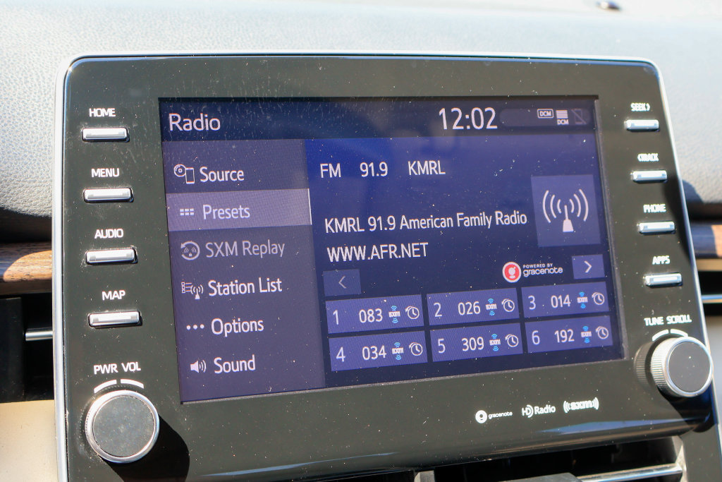 Used 2021 Toyota Avalon XLE w/ Moonroof Package FWD image 4