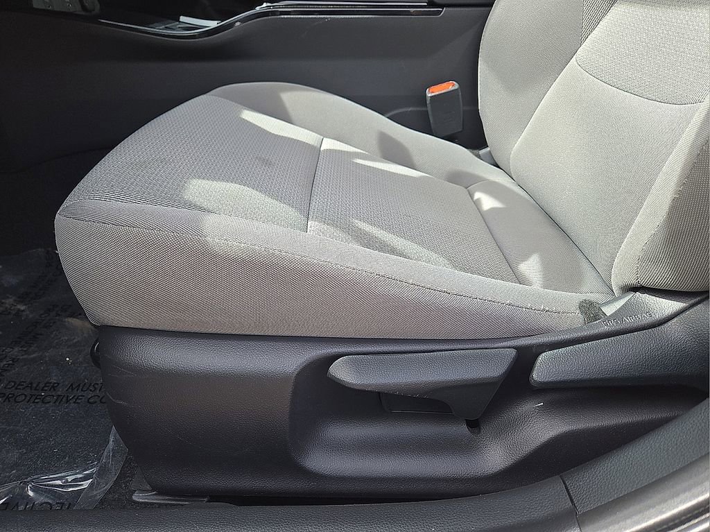 Used 2025 Toyota Prius LE image 25