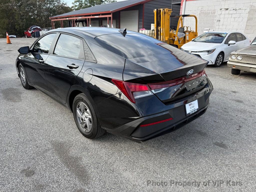 Used 2025 Hyundai Elantra SE w/ Cargo Package image 3