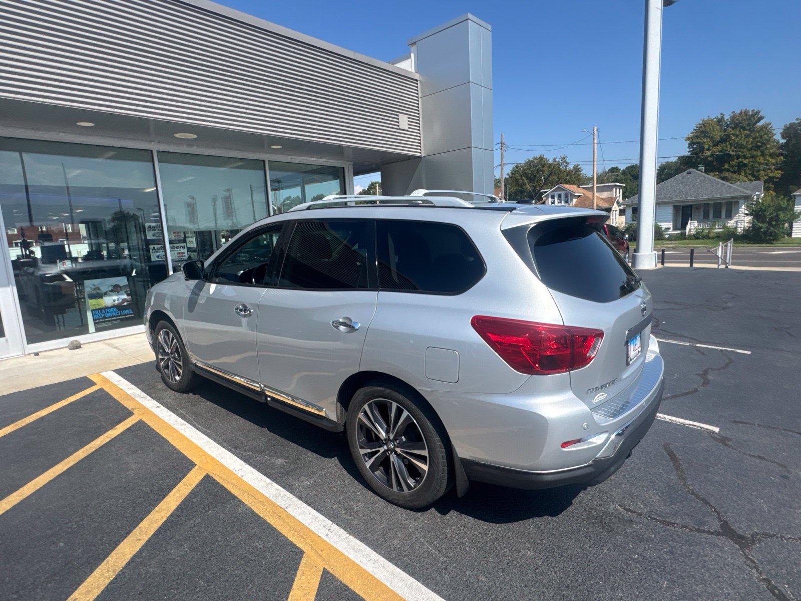 Used 2017 Nissan Pathfinder Platinum AWD/4WD image 4