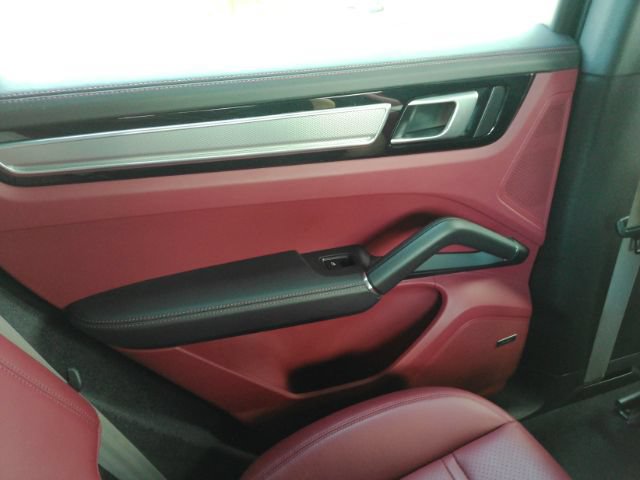 Used 2022 Porsche Cayenne S Platinum AWD/4WD image 33