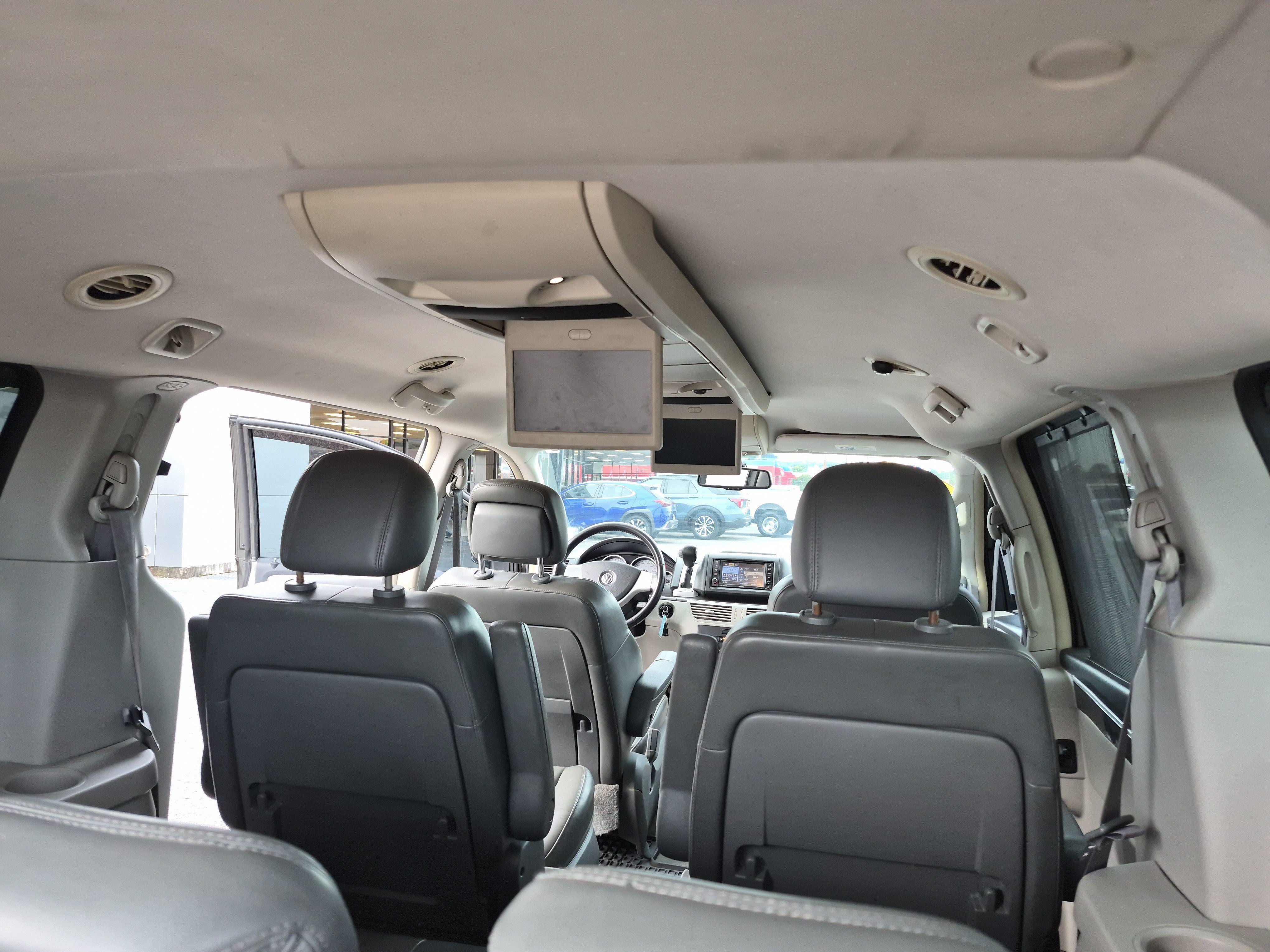 Used 2010 Volkswagen Routan SE FWD image 19