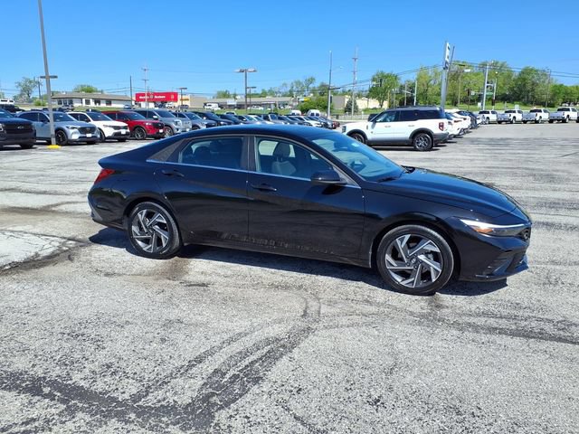 Used 2025 Hyundai Elantra SEL FWD image 9