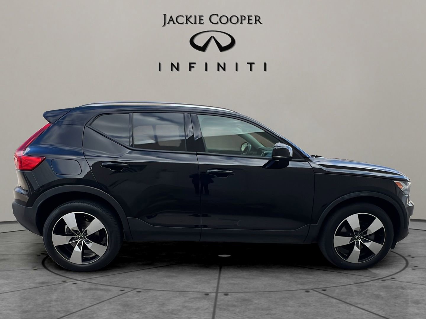 Used 2020 Volvo XC40 T4 Momentum w/ Premium Package image 6