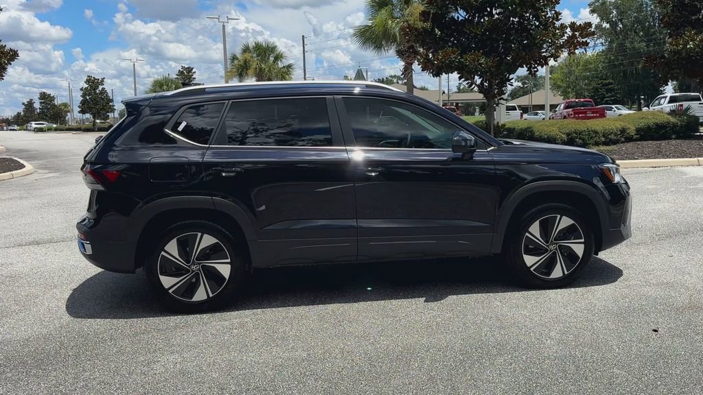 New 2025 Volkswagen Taos SE image 9