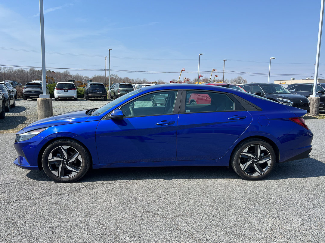Used 2023 Hyundai Elantra SEL w/ Convenience Package FWD image 2