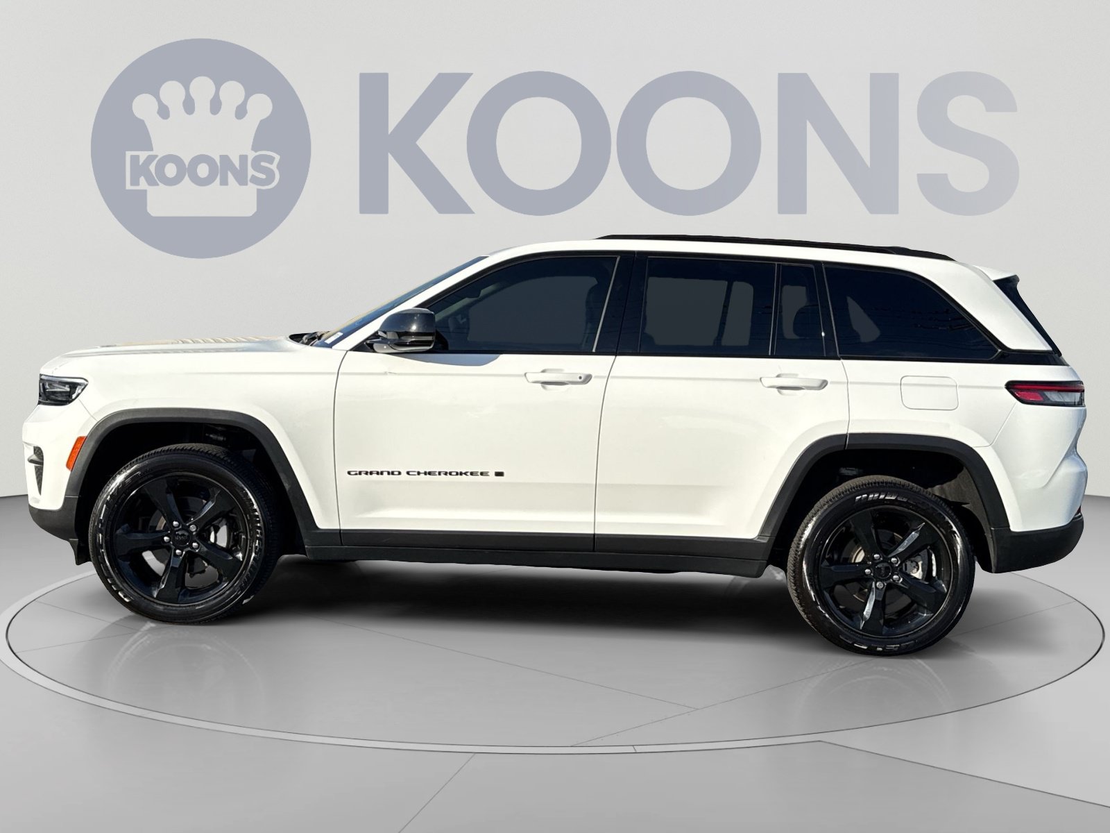 Used 2024 Jeep Grand Cherokee Altitude AWD/4WD image 2