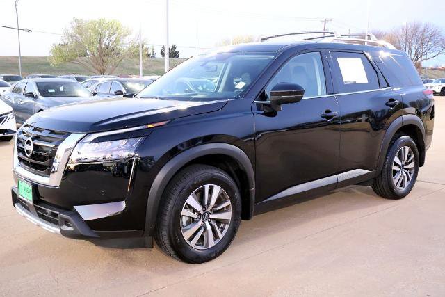 Certified 2025 Nissan Pathfinder SL image 3