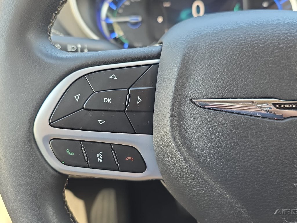 Used 2023 Chrysler Pacifica Touring-L FWD image 16