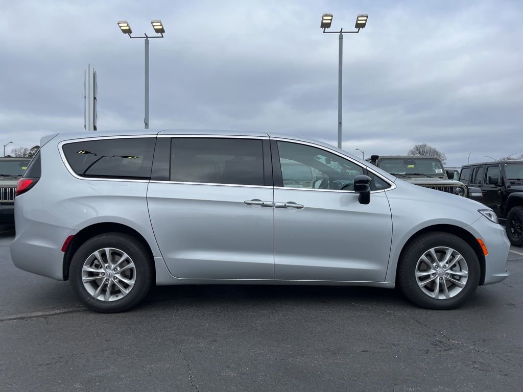 New 2026 Chrysler Pacifica Select image 43