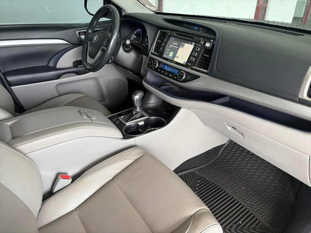Used 2017 Toyota Highlander XLE AWD/4WD image 7