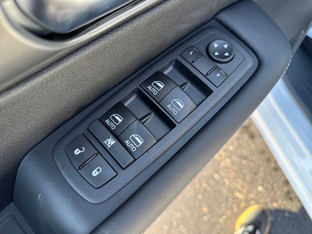 New 2026 Chrysler Pacifica Select image 11