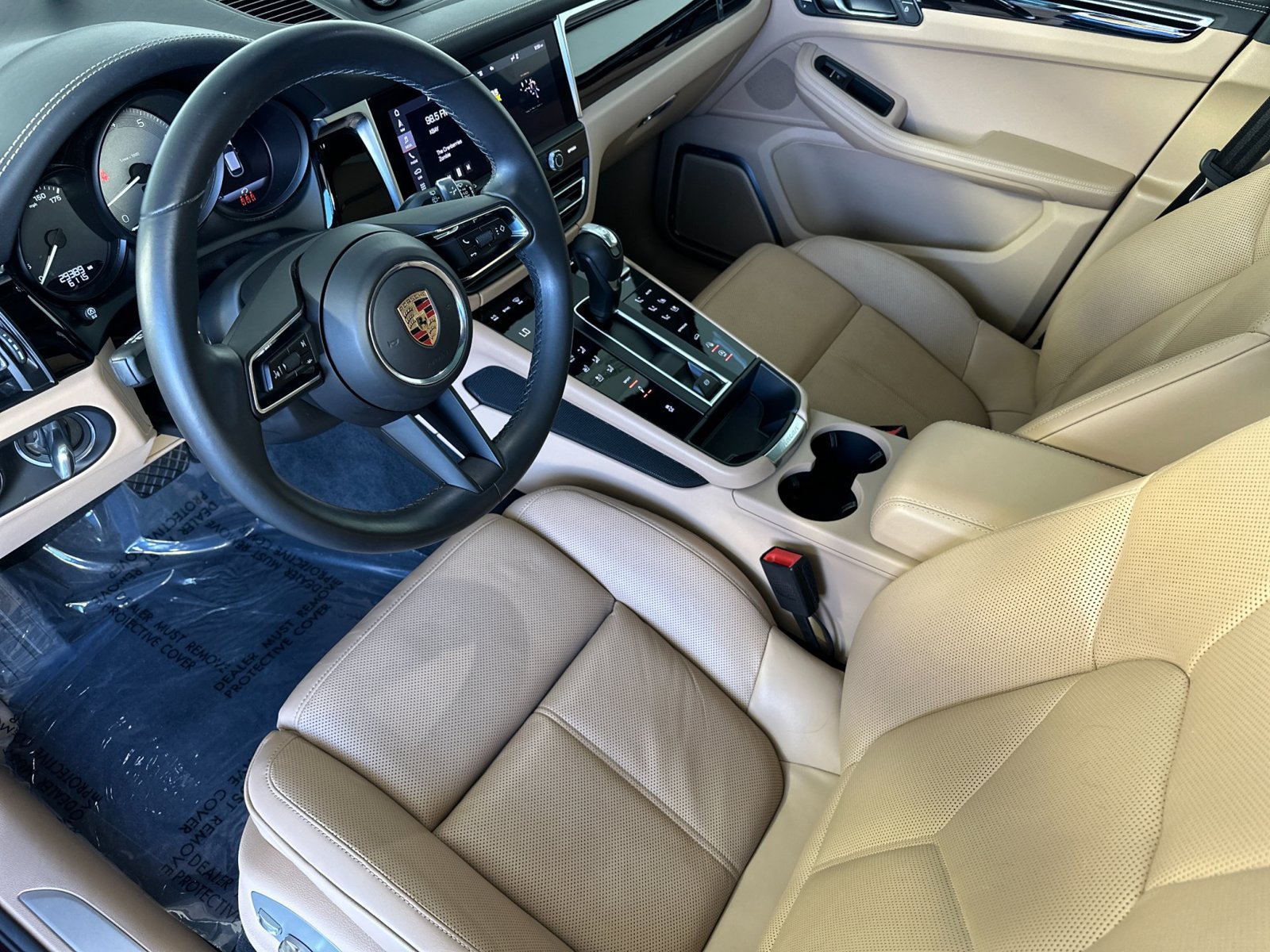 Certified 2023 Porsche Macan S AWD/4WD image 4