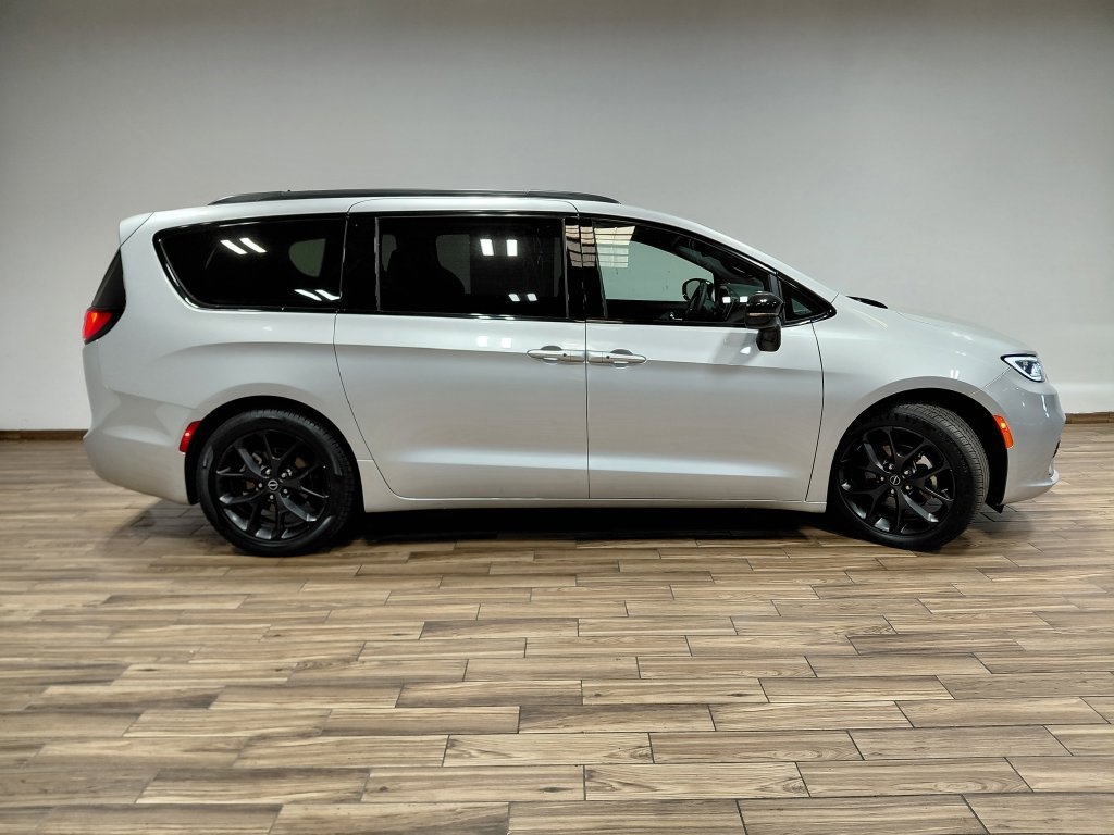 Certified 2026 Chrysler Pacifica Limited w/ S Appearance Package FWD image 33