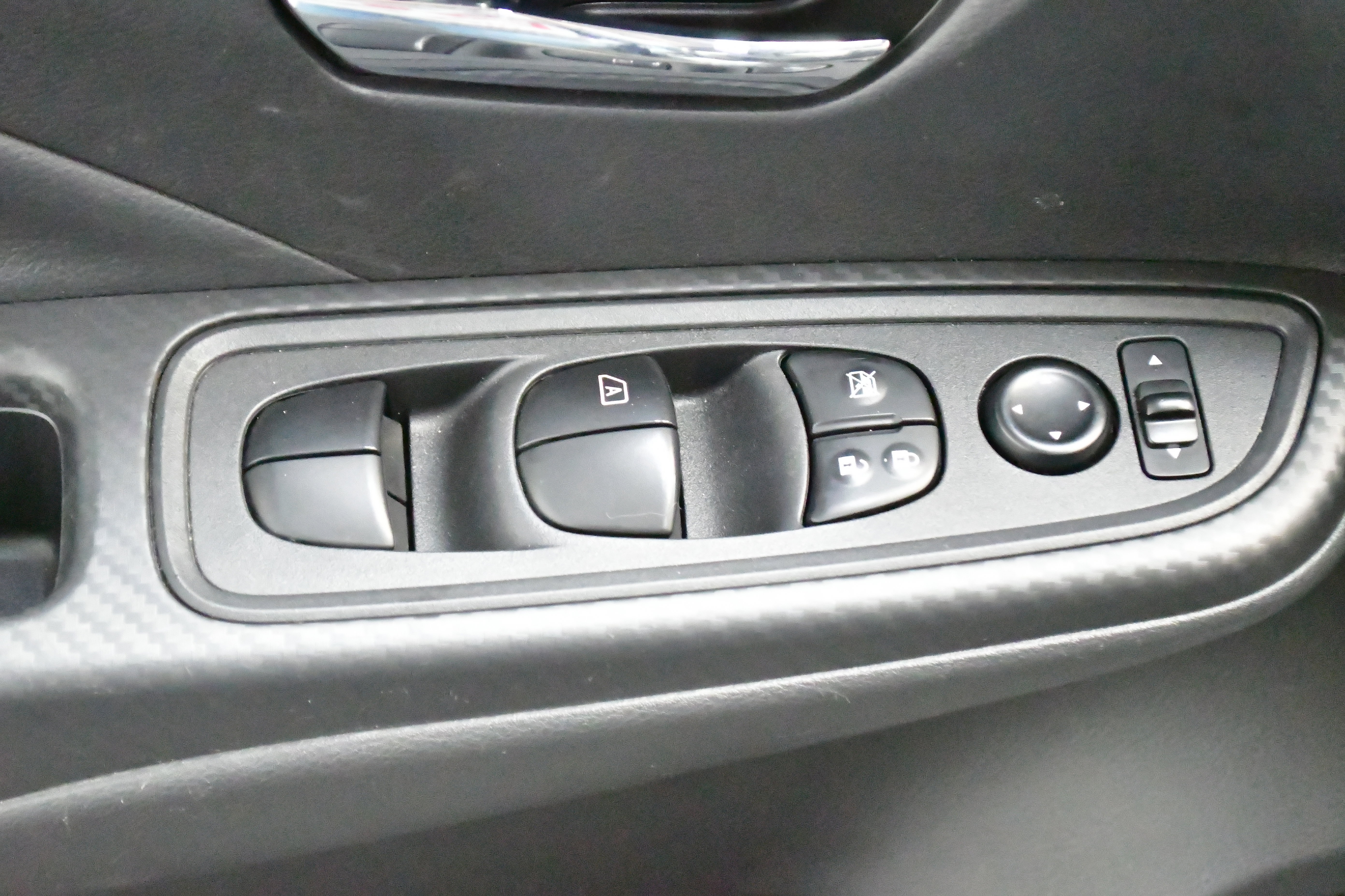 Used 2025 Nissan Versa SV image 28