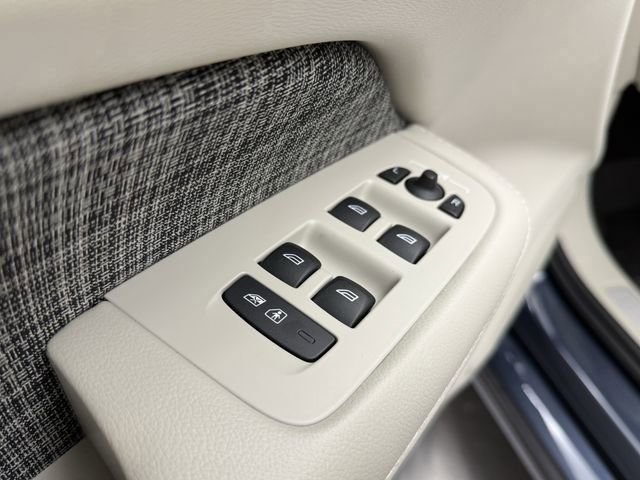 Used 2021 Volvo S60 T5 Momentum w/ Premium Package image 12