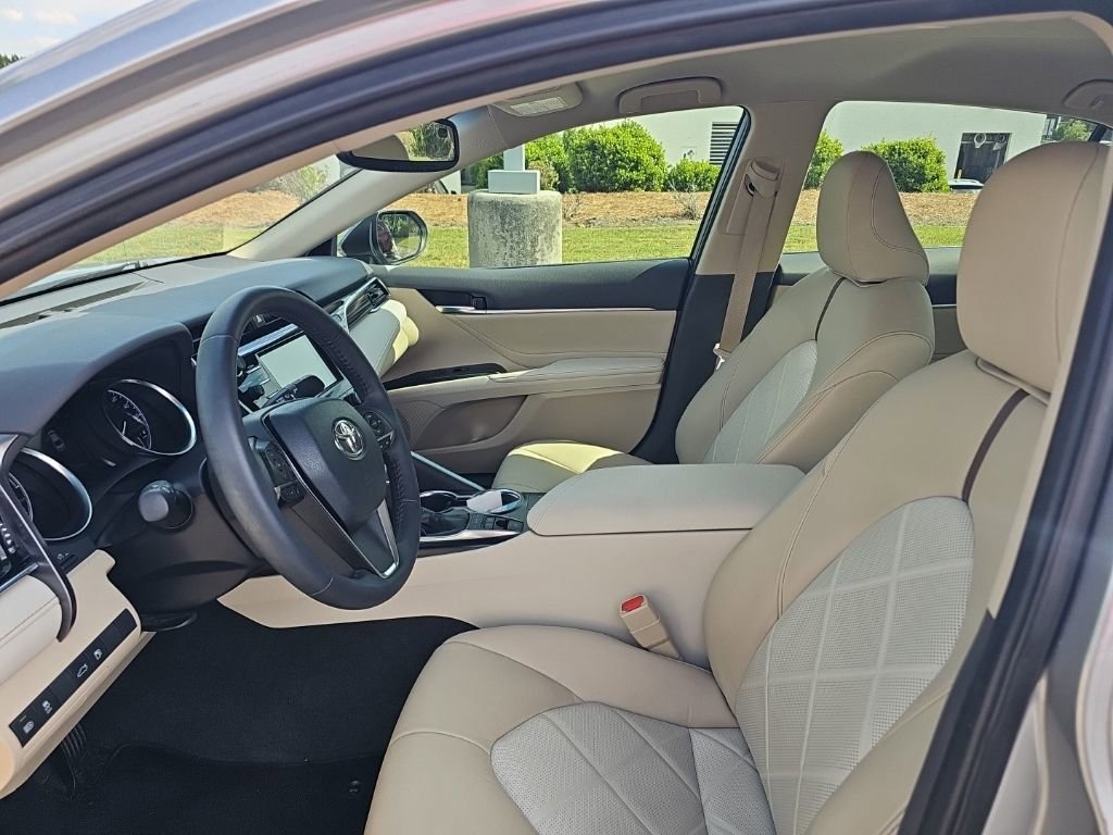 Used 2018 Toyota Camry XLE FWD image 6