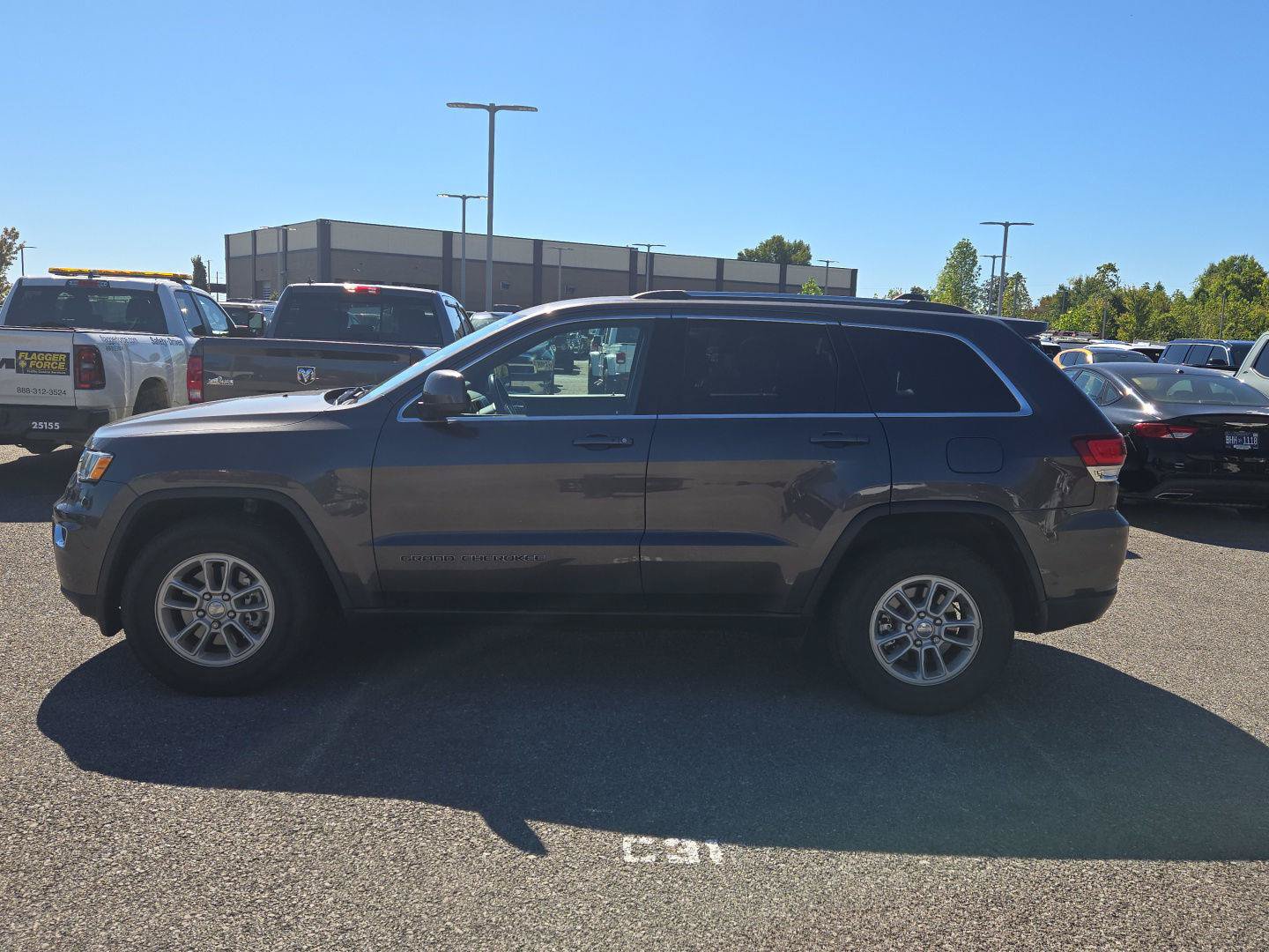 Used 2020 Jeep Grand Cherokee Laredo RWD image 4