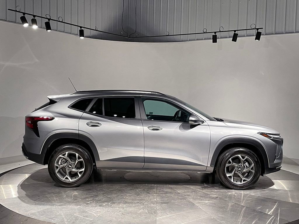 Used 2024 Chevrolet Trax LT w/ Sunroof Package image 10