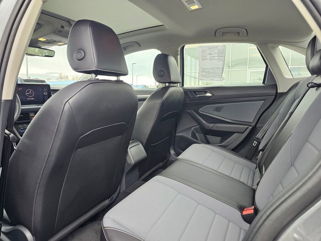 Certified 2025 Volkswagen Jetta SE w/ Sunroof Package image 12