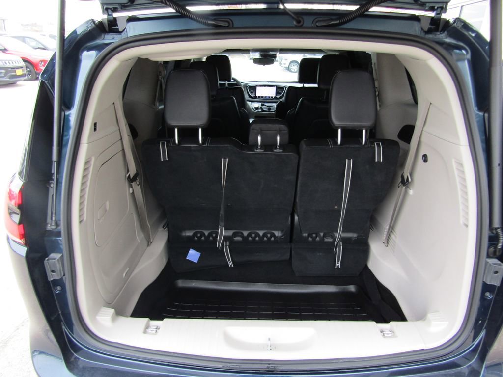 Used 2023 Chrysler Pacifica Touring-L image 33