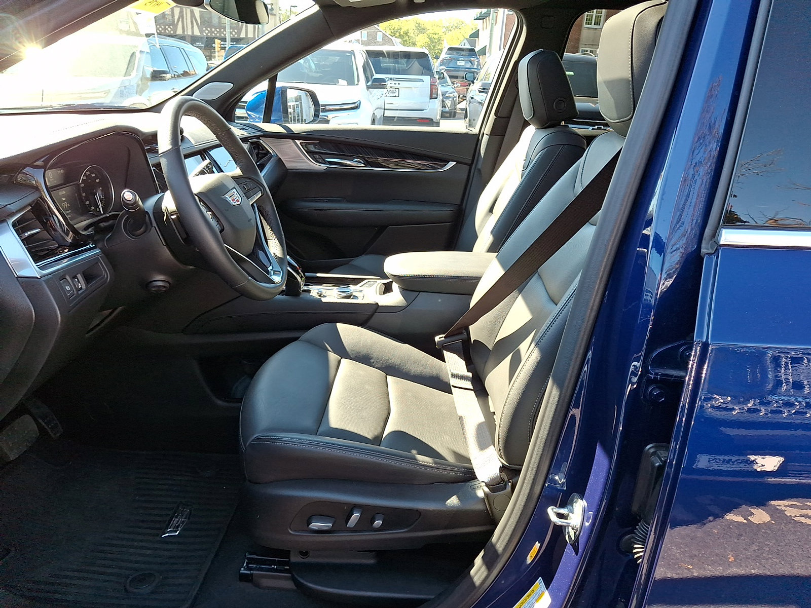 Used 2025 Cadillac XT6 Premium Luxury image 16