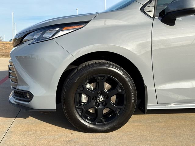 Used 2025 Toyota Sienna XLE Woodland Edition image 5