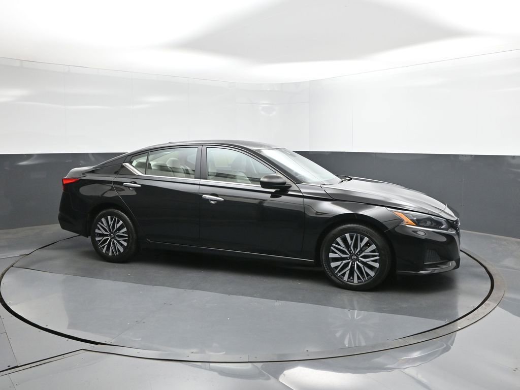 Used 2025 Nissan Altima 2.5 SV image 15