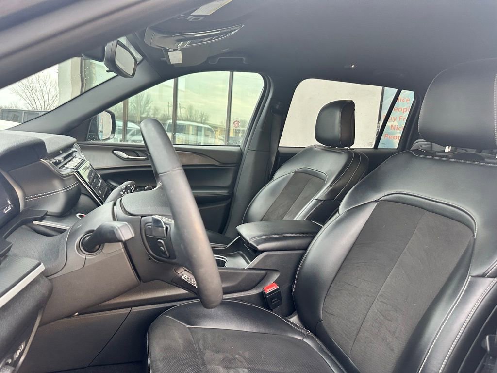 Used 2024 Jeep Grand Cherokee L Laredo image 24