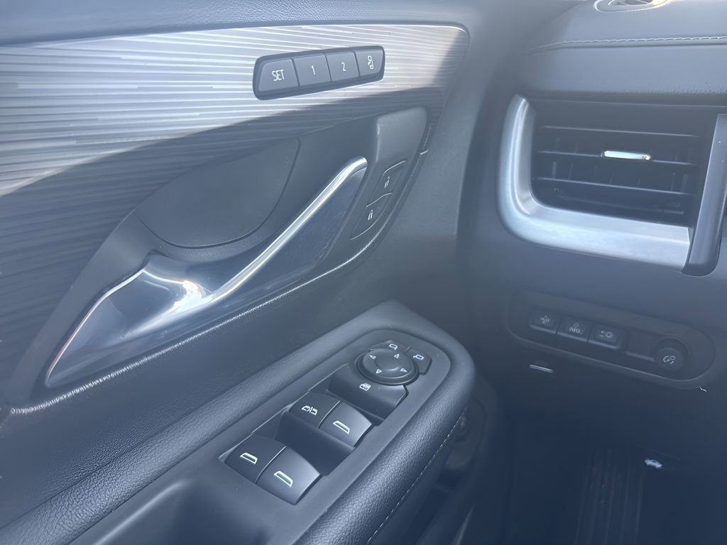 Used 2024 GMC Terrain SLT w/ Tech Package image 28