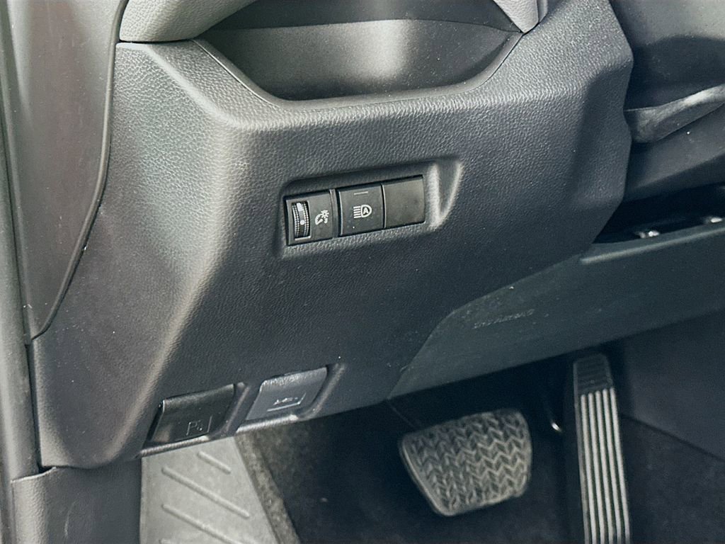 Used 2022 Toyota RAV4 LE image 10