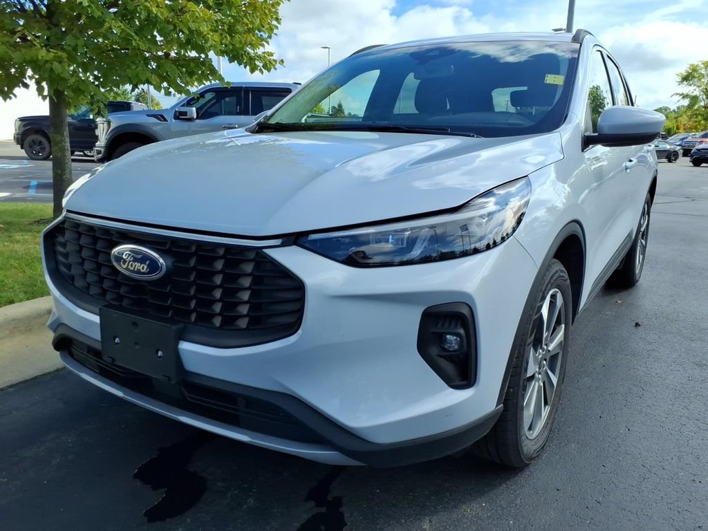 Used 2025 Ford Escape Platinum AWD/4WD image 1