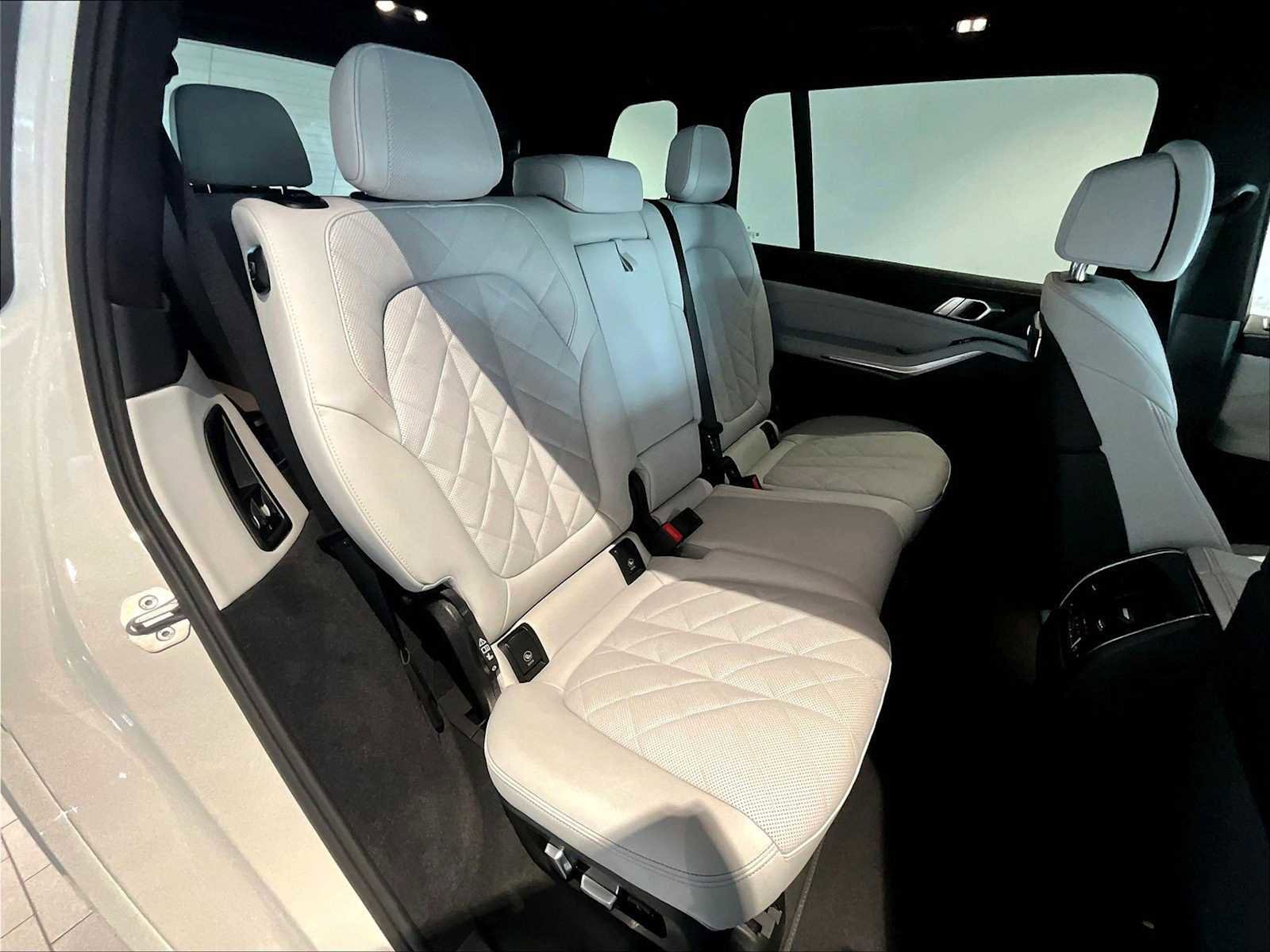 Used 2025 BMW X7 xDrive40i w/ M Sport Package image 32