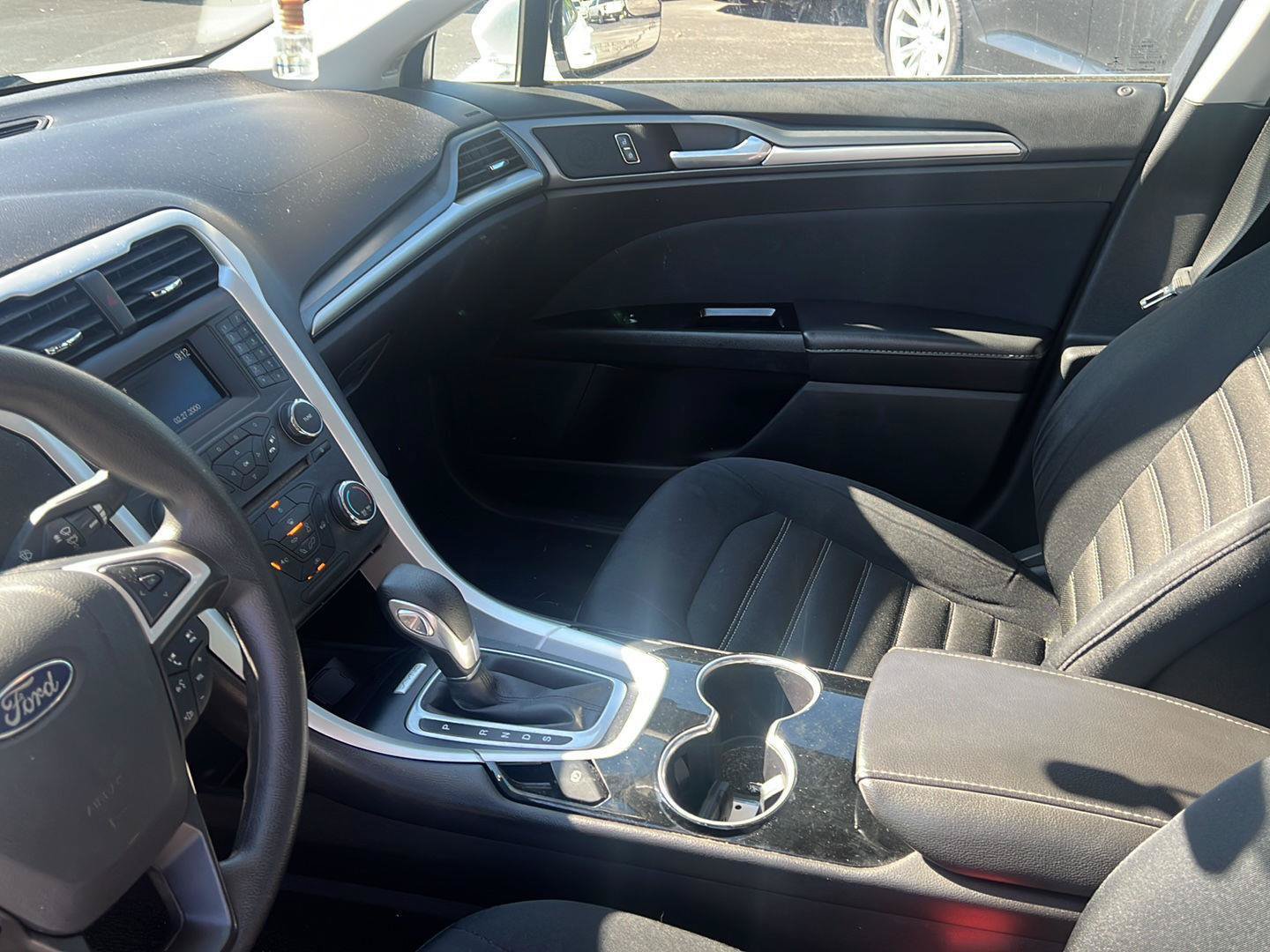 Used 2015 Ford Fusion SE FWD image 18