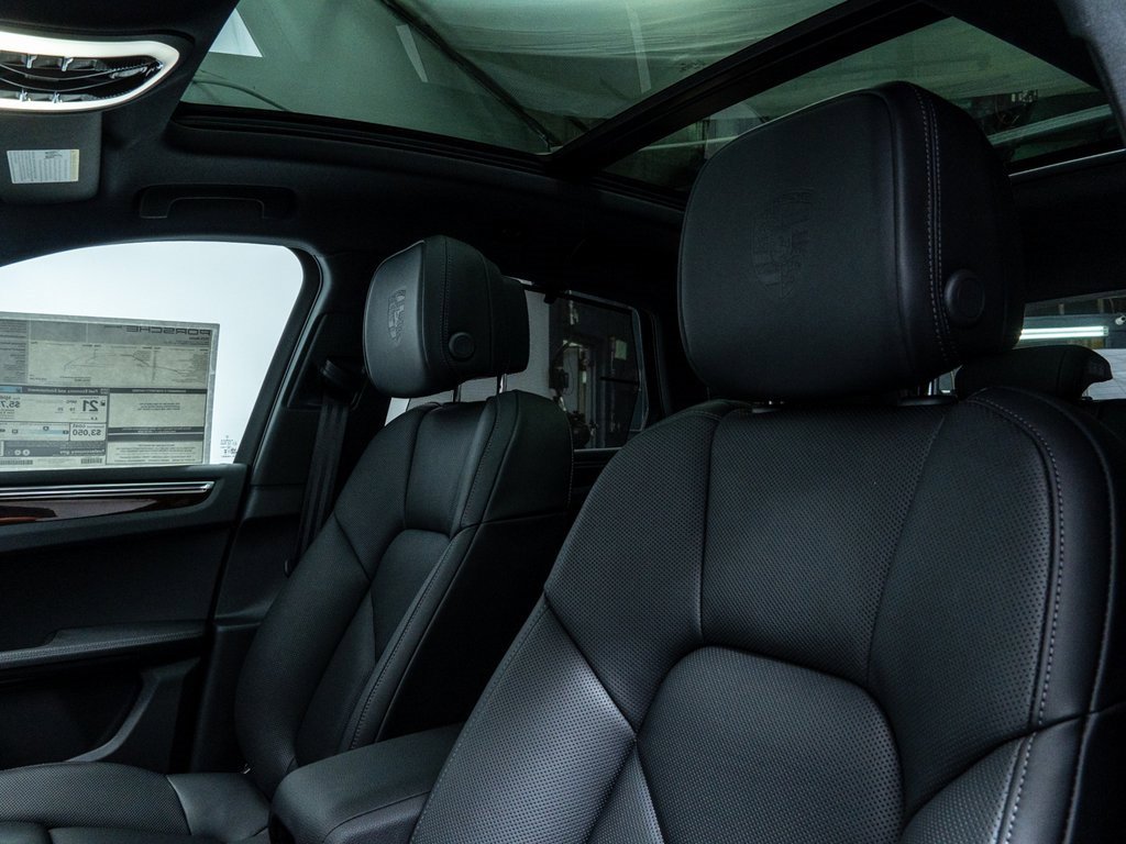 Used 2025 Porsche Macan image 25