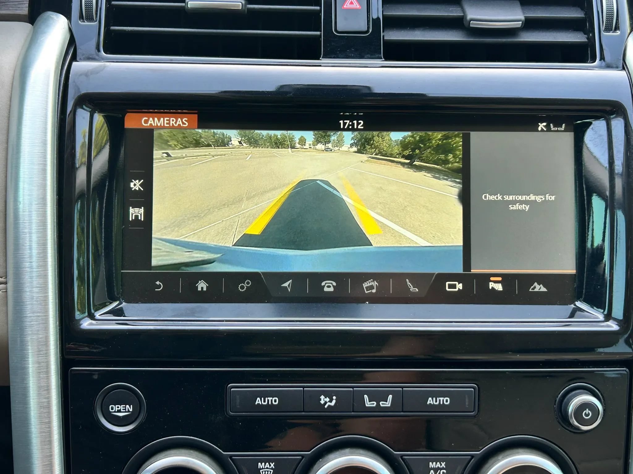 Used 2018 Land Rover Discovery HSE AWD/4WD image 25