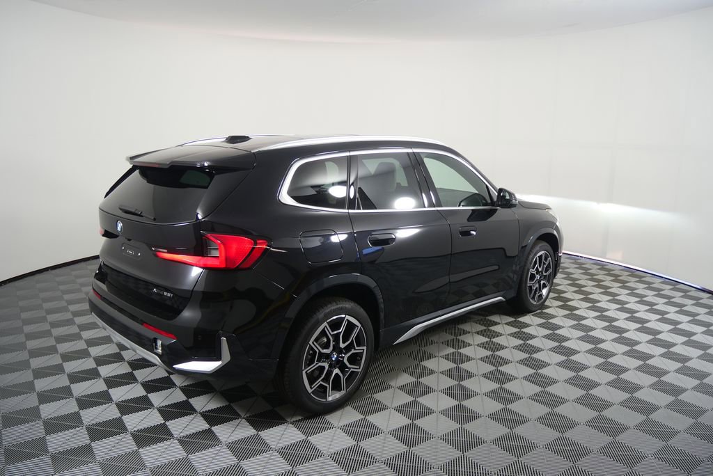 Used 2025 BMW X1 xDrive28i AWD/4WD image 3