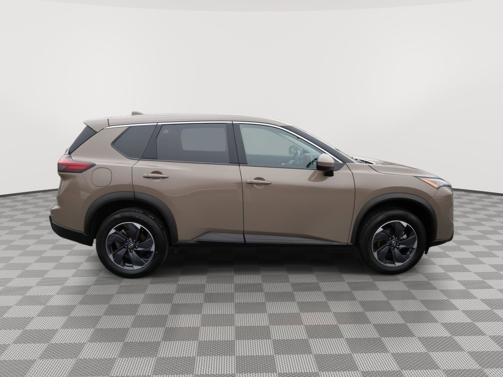 Used 2025 Nissan Rogue SV image 4