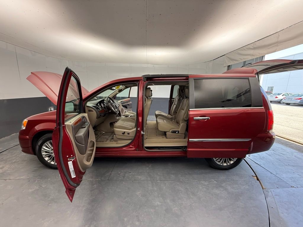 Used 2016 Chrysler Town & Country Touring-L image 17