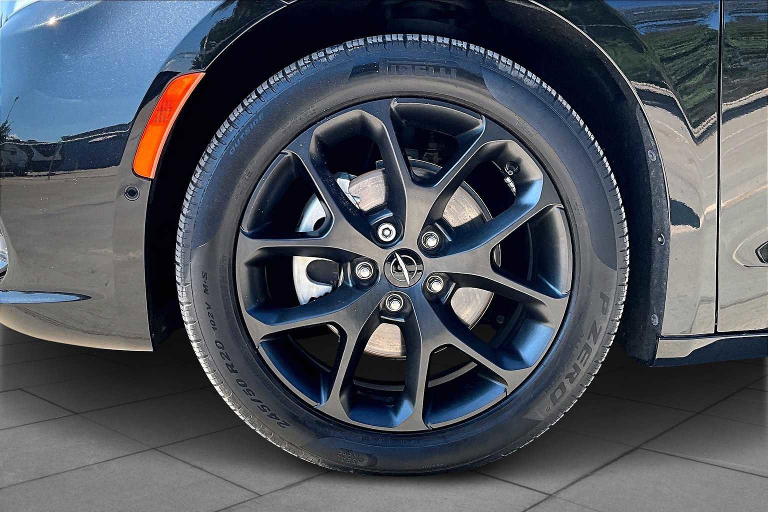 Used 2023 Chrysler Pacifica Limited w/ S Appearance Package image 11