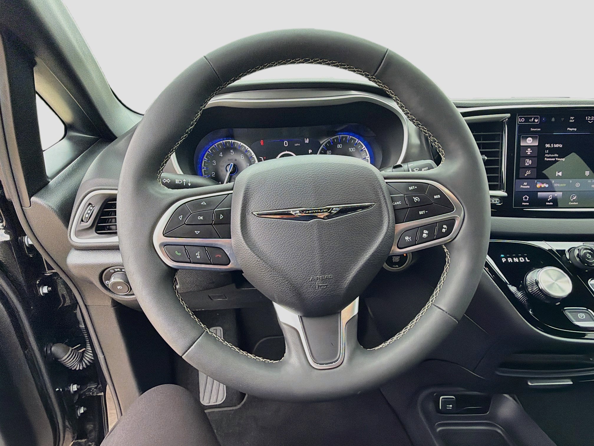 Used 2025 Chrysler Pacifica Select FWD image 11
