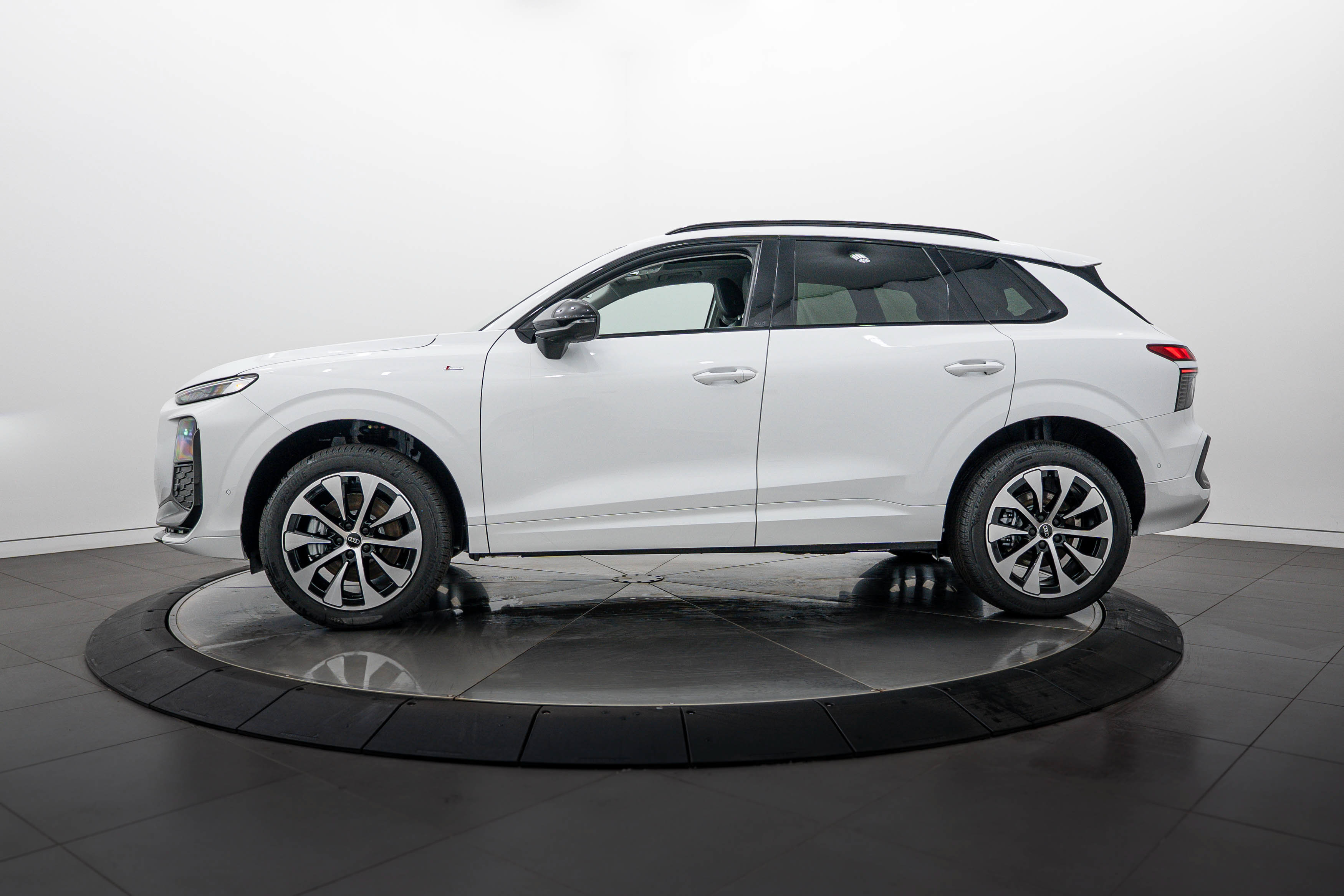 New 2026 Audi Q3 quattro 2.0T AWD/4WD image 7