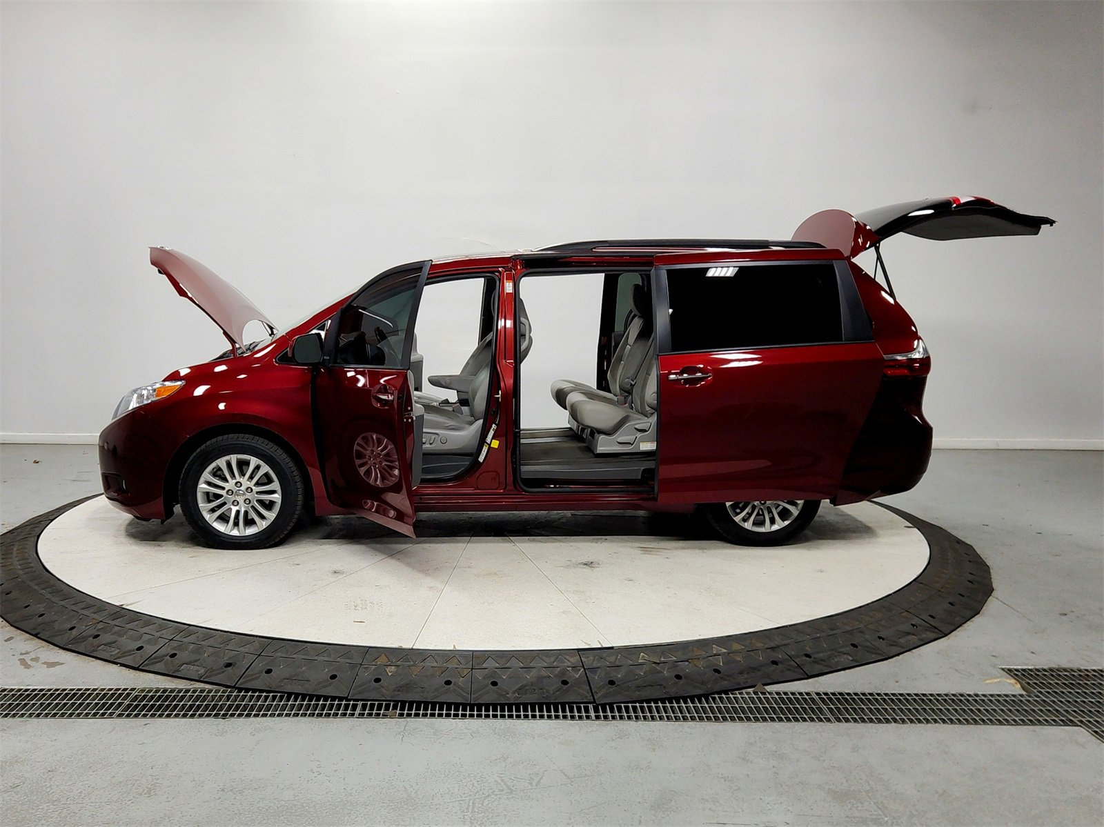 Used 2015 Toyota Sienna XLE Premium image 12