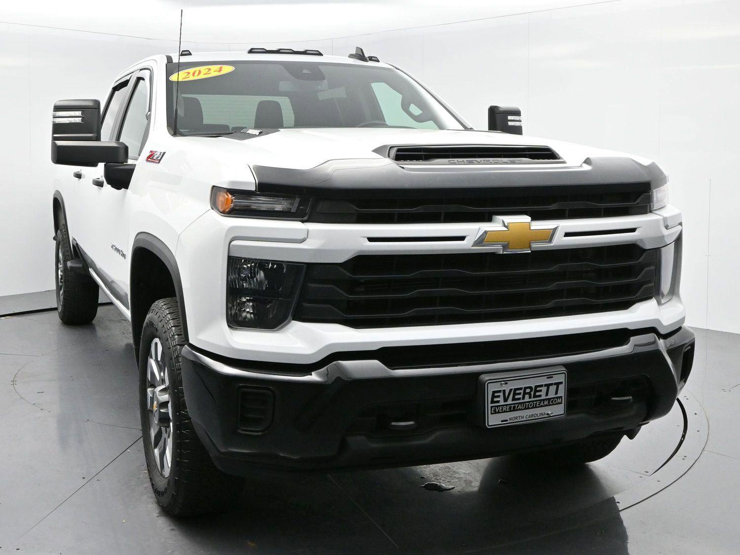 Used 2024 Chevrolet Silverado 2500 Custom w/ Custom Value Package image 2