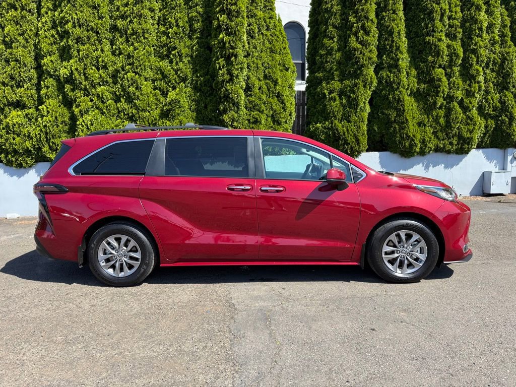 Certified 2023 Toyota Sienna XLE AWD/4WD image 11