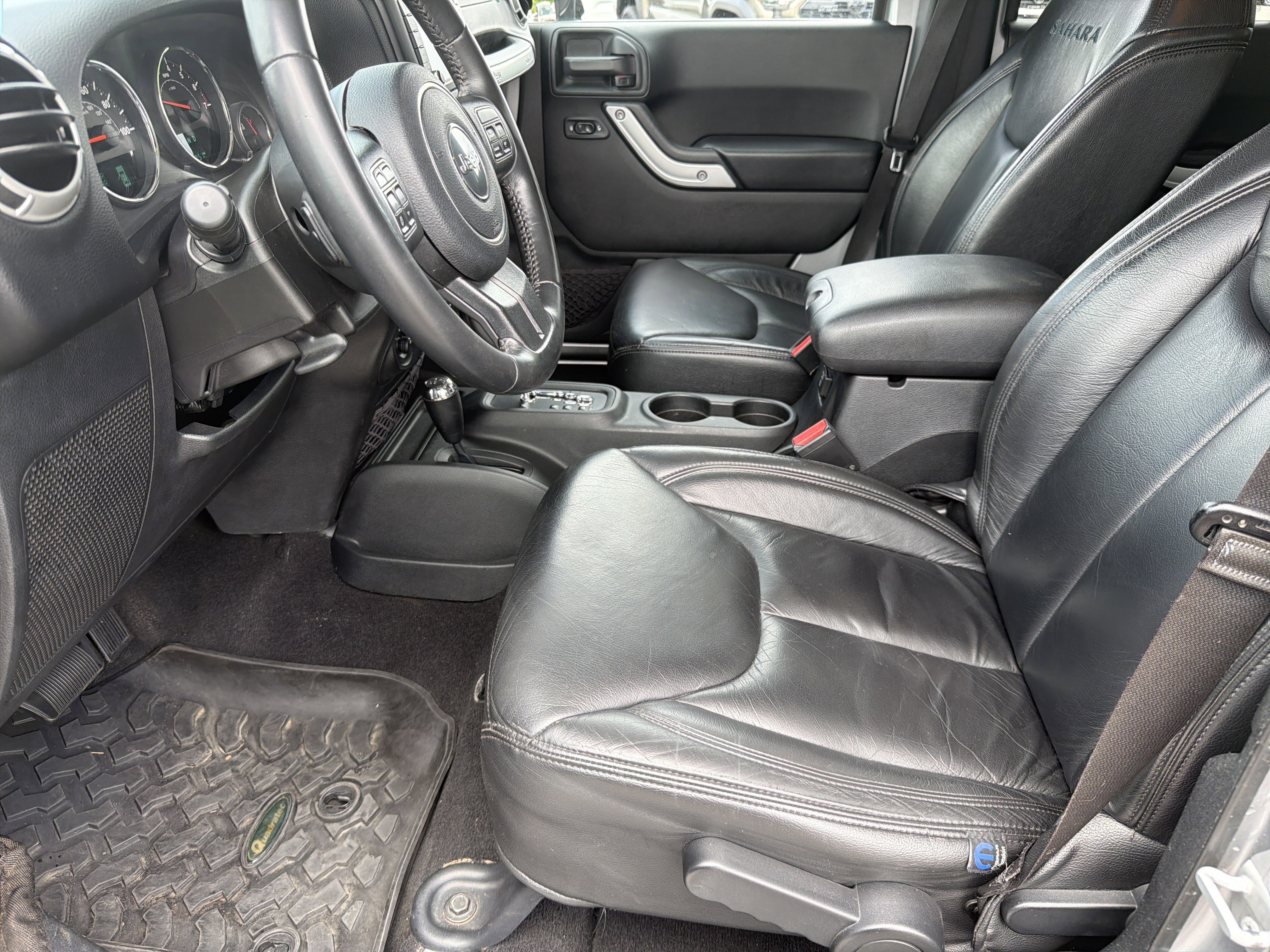 Used 2017 Jeep Wrangler Unlimited Sahara w/ Connectivity Group AWD/4WD image 16