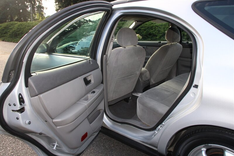 Used 2005 Ford Taurus SE FWD image 14